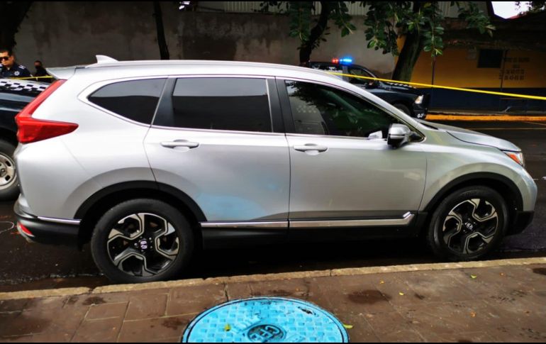 Los oficiales alcanzaron a detener al sujeto señalado, y luego de una inspección de protocolo le aseguraron un arma calibre .45mm, una cartera y las llaves de una camioneta Honda CRV que el afectado identificó como suyas. CORTESÍA/POLICÍA DE GUADALAJARA