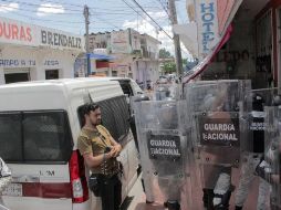 Elementos de la Guardia Nacional realizan un operativo a las afueras de un hotel para disolver una caravana de migrantes en el municipio de Tapachula, Chiapas. EFE/J. Blanco