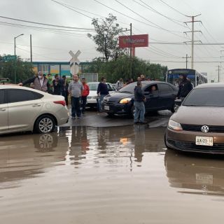 Se desborda el arroyo El Seco por lluvia; reportan caos vial en Adolf Horn