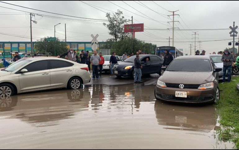Automovilistas en la zona aseguran que les ha llevado más de dos horas salir del punto para dirigirse a sus destinos. ESPECIAL /