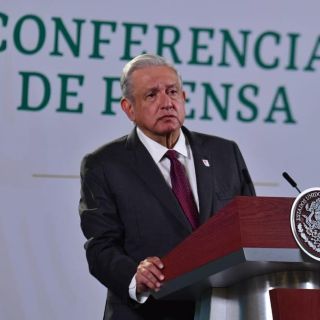 "Son casi fascistas": AMLO critica al PAN por reunirse con partido español Vox
