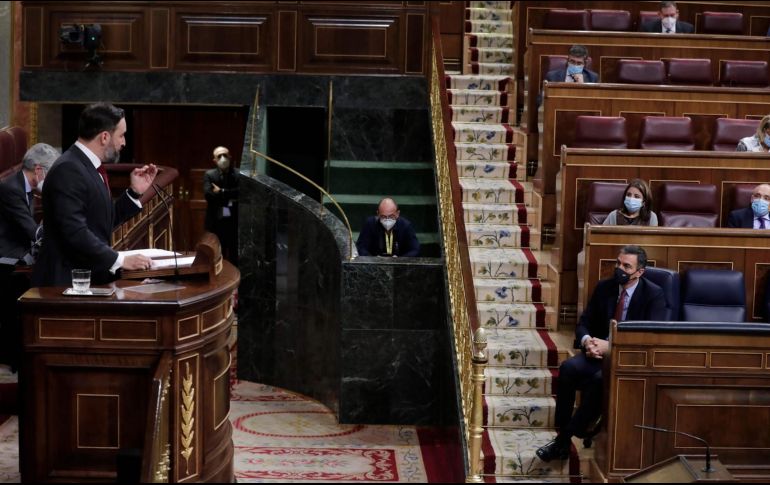 En la foto: Pedro Sánchez (der.) escucha al partidario del Vox, Santiago Abascal (izq.) durante la sesión del parlamendo en Madrid, en octubre de 2020. AFP / ARCHIVO