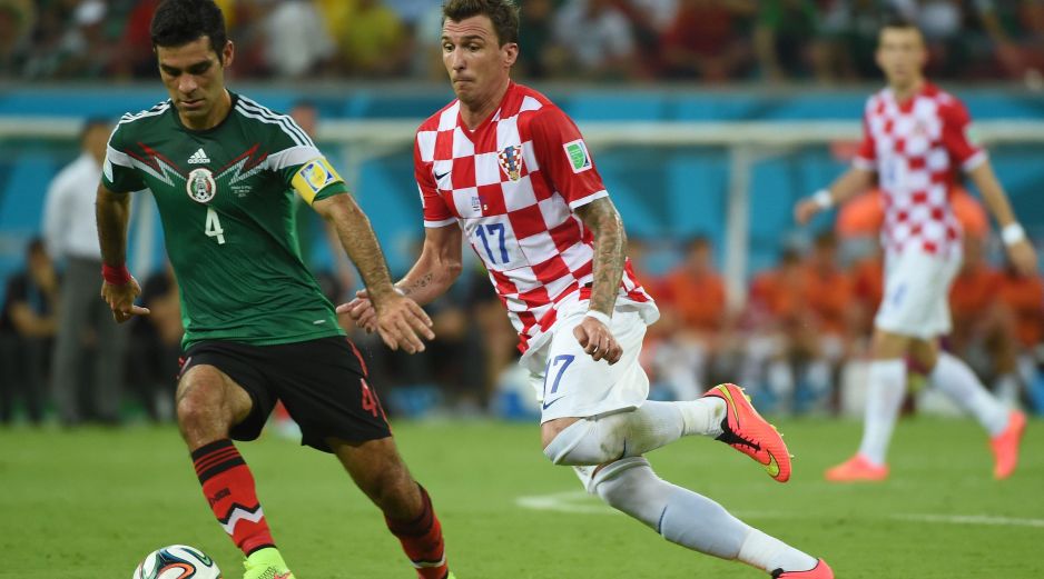 Mandzukic (#33), al que recientemente la prensa señalaba como candidato a un fichaje para el Barcelona, jugó para la selección croata un total de 89 partidos en los que hizo 33 goles. AFP / ARCHIVO