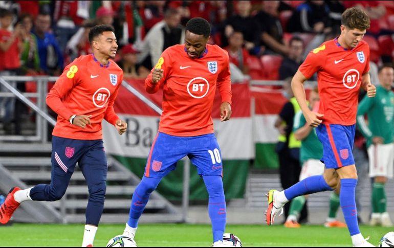 EL CASO. Medios británicos como la BBC y Sky News informaron de cánticos racistas y gritos que imitaban a monos dirigidos a los jugadores negros Jude Bellingham y Raheem Sterling. EFE/Zsolt Szigetvary