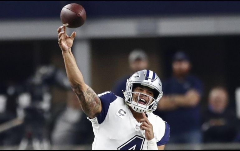 A días de regresar a jugar de nuevo, Prescott no quiere decir que ha vivido una pesadilla en los últimos 10 meses desde que salió en el carro de las desgracias, llorando, después de su lesión en el tobillo. EFE/ARCHIVO