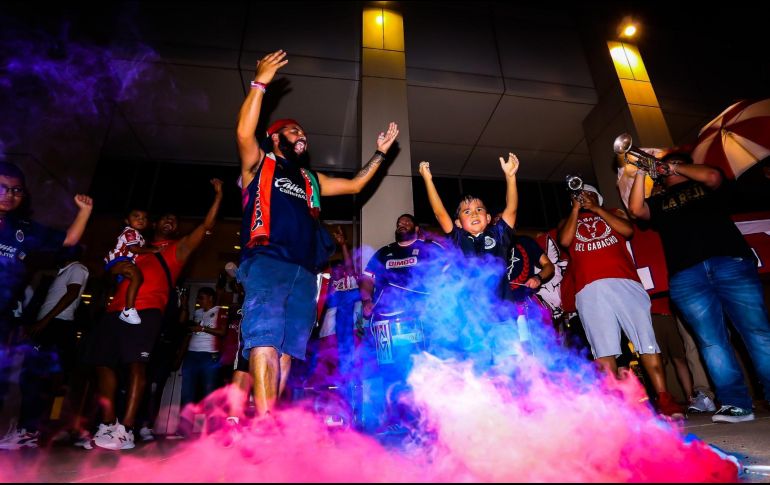 Algunos de los jugadores presentes bajaron con los aficionados para agradecerles, saludarlos y tomarse algunas fotos con ellos, en agradecimiento por su apoyo. ESPECIAL / CHIVAS