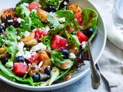 Disfruta de una ensalada de arándanos. ESPECIAL / Photo by Taylor Kiser on Unsplash