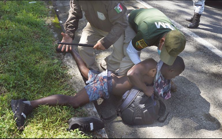 CONTIENEN CARAVANA. Agentes de inmigración mexicanos detienen a un migrante haitiano en Escuintla, estado de Chiapas, México. AP