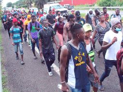 HACIA EL NORTE. Cientos de migrantes intentaron partir este miércoles rumbo a Estados Unidos. EFE