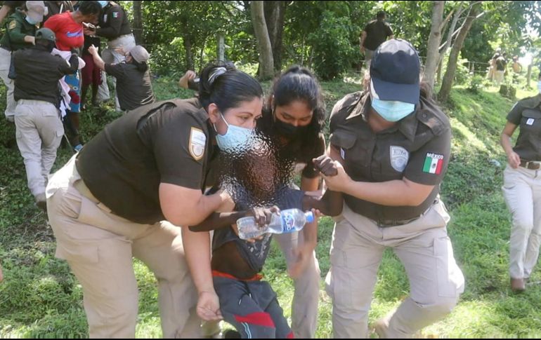 Bloqueo. Ante la negativa del gobierno de EU de dar asilo a miles de migrantes, México intenta frenar el avance de las caravanas en la frontera Sur. SUN