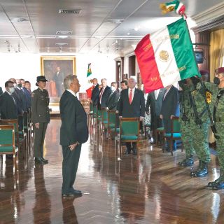 Migrantes critican que AMLO presuma récord en remesas