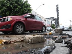 Las fugas también afectan la carpeta asfáltica. EL INFORMADOR/. Camacho