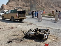 Suicida. Los restos de la motocicleta donde iba el suicida, y la patrulla atacada por el mismo. AP
