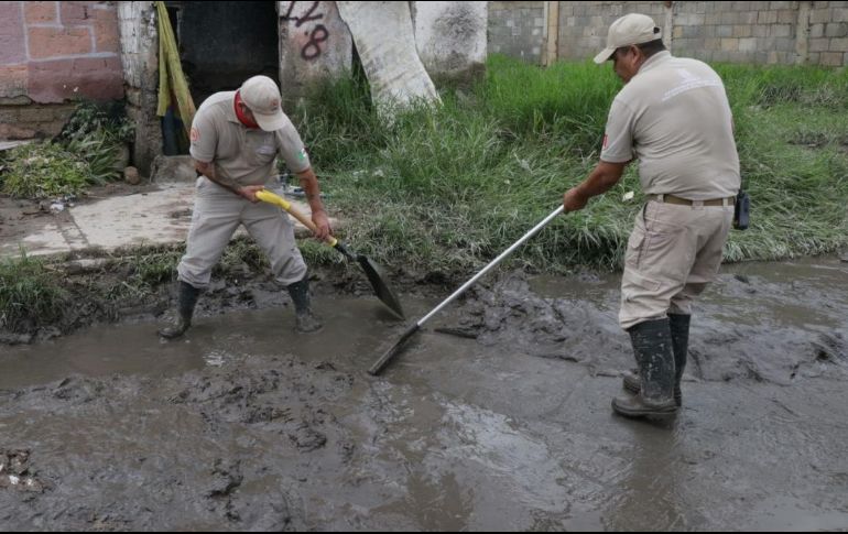 Trabajos este domingo para desazolvar una calle en la zona afectada en Tlaquepaque.  ESPECIAL/Gobierno de Tlaquepaque
