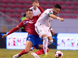 DURA ENTRADA. Alexis Vega abandonó el campo en camilla y entre lágrimas tras recibir una dura falta por atrás. IMAGO7