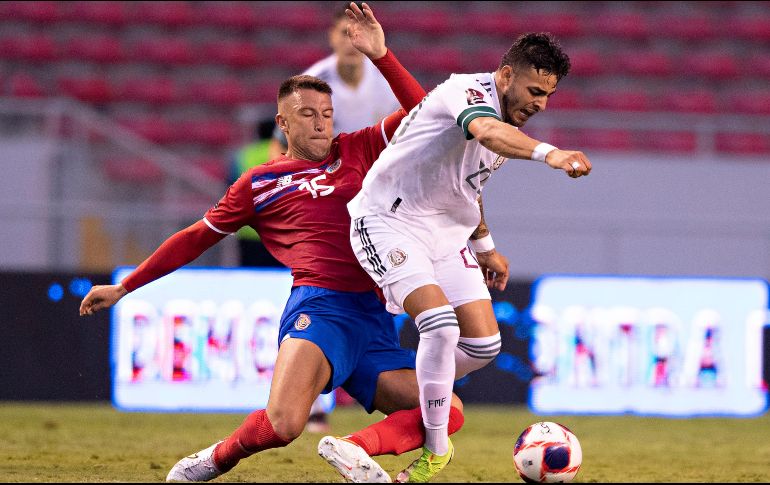 DURA ENTRADA. Alexis Vega abandonó el campo en camilla y entre lágrimas tras recibir una dura falta por atrás. IMAGO7