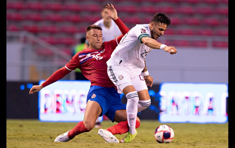 DURA ENTRADA. Una fuerte barrida por atrás dejó fuera del partido a Alexis Vega. IMAGO7