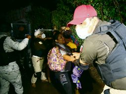 SORPRESA. Los centroamericanos, haitianos, venezolanos y cubanos fueron rodeados por agentes del INM y de la Guardia Nacional mientras dormían. SUN