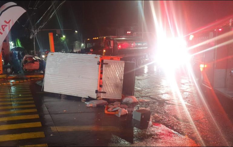 Bomberos de Guadalajara acudieron al lugar para atender a los lesionados. ESPECIAL /