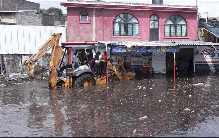 Luego del trabajo de los rescatistas, se notificó a los trabajadores del Siapa para la revisión de tuberías y alcantarillas. SUN/ARCHIVO
