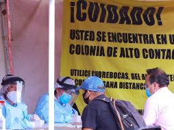 Personal de salud aplica pruebas para detectar COVID-19 en un módulo instalado este lunes en la Ciudad de México. EFE/C. Ramírez