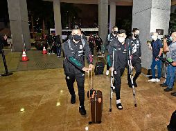 Lastimado. El delantero de las Chivas necesitó de muletas en su llegada con la Selección mexicana a Panamá. Imago7