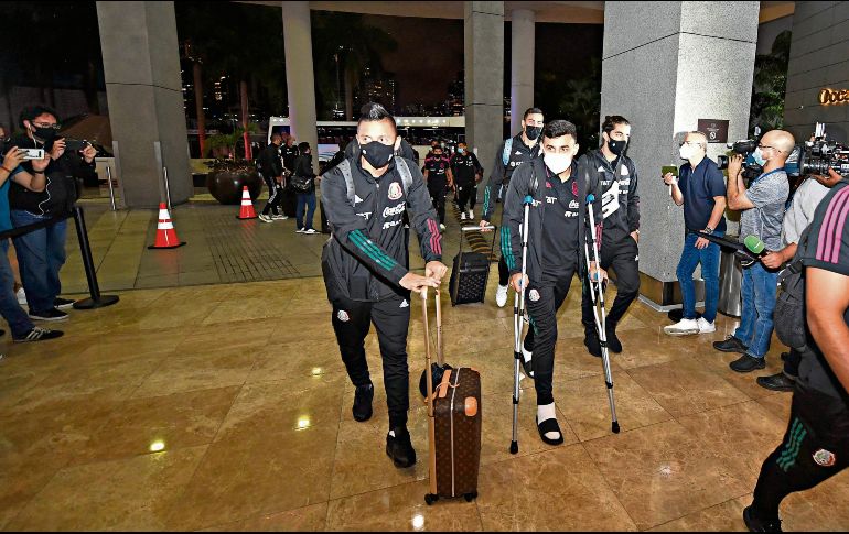 Lastimado. El delantero de las Chivas necesitó de muletas en su llegada con la Selección mexicana a Panamá. Imago7