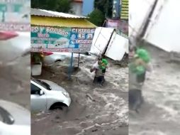 En el noticiero con Ciro Gómez Leyva se presentaron imágenes donde se aprecia el rescate de un bebé que quedó atrapado tras las inundaciones en Ecatepec, Estado de México. TWITTER