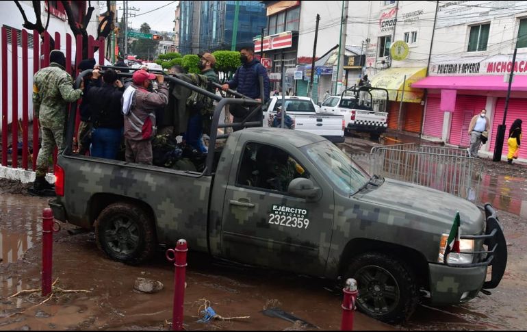 Elementos del Ejército trasladan a las personas que quedaron varados por las lluvias. SUN / H. García