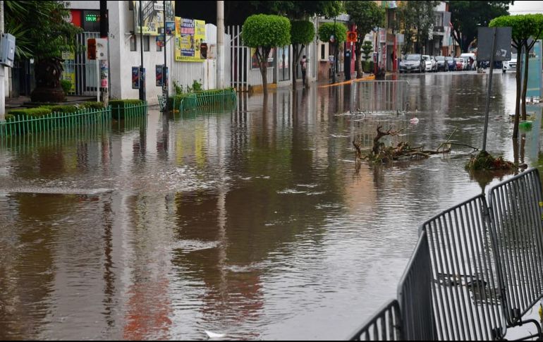 Personal del gobierno municipal realizaron labores de desalojo de aguas en colonias donde se registraron anegaciones. SUN / H. García