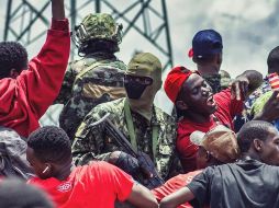 Liderados por el comandante Mamady Dumbuya, los golpistas disolvieron las instituciones y anunciaron la liberación de 