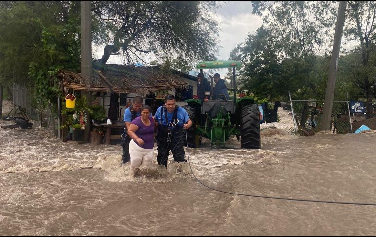 El municipio informó que personal de bomberos municipal, así como de Obras Públicas y del Sistema DIF Tlajomulco, se encuentran realizando la revisión de la zona para determinar las afectaciones. ESPECIAL