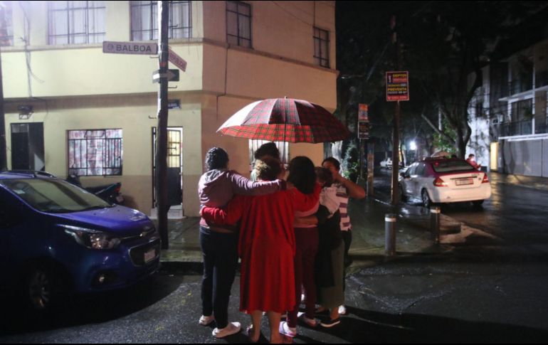 Aspectos de las personas que salieron a la calle a pesar de la lluvia tras escuchar la alerta sísmica en la Ciudad de México. SUN / G. Espinosa