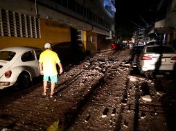 Residentes de Acapulco salen de sus viviendas debido al sismo de magnitud 7.1 registrado esta noche de martes cerca del puerto. EFE / D. Guzmán