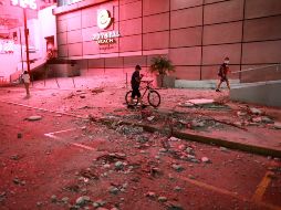Vista de los daños ocasionados en edificios de la zona hotelera de Acapulco este martes, luego del sismo de magnitud 7.1 frente al puerto. EFE / D. Guzmán