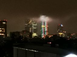 DESCARTADO. En las grabaciones, se observa en la parte superior de la torre una fuerte iluminación, lo cual parecerían llamas y humo. TWITTER/@Rashidpdlap XINHUA/S. QUINTERO