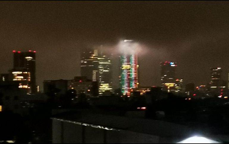 DESCARTADO. En las grabaciones, se observa en la parte superior de la torre una fuerte iluminación, lo cual parecerían llamas y humo. TWITTER/@Rashidpdlap XINHUA/S. QUINTERO