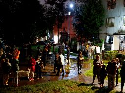 Residentes evacuaron sus viviendas tras presentarse un sismo este martes en la Ciudad de México. EFE / S. Gutiérrez