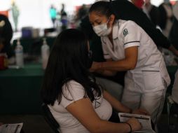 La OPS recomienda vacunar contra el COVID-19 a las embarazadas después del primer trimestre de gestación. AFP/ARCHIVO