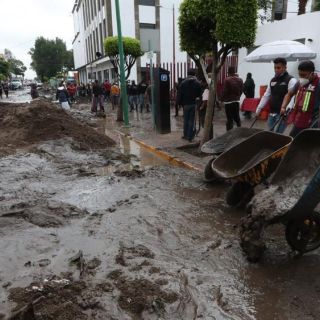 Damnificados en Ecatepec bloquean la autopista México-Pachuca