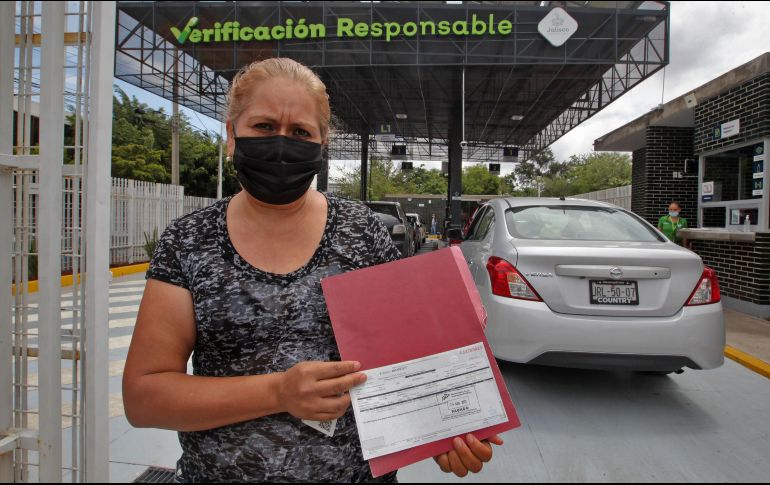 Josefina destacó que acaba de pagar, de nuevo, el costo de la verificación vehicular -500 pesos- y solo le dieron un mes para obtener cita, de lo contrario la perdería y tendría que volver a pagar. EL INFORMADOR/A. CAMACHO
