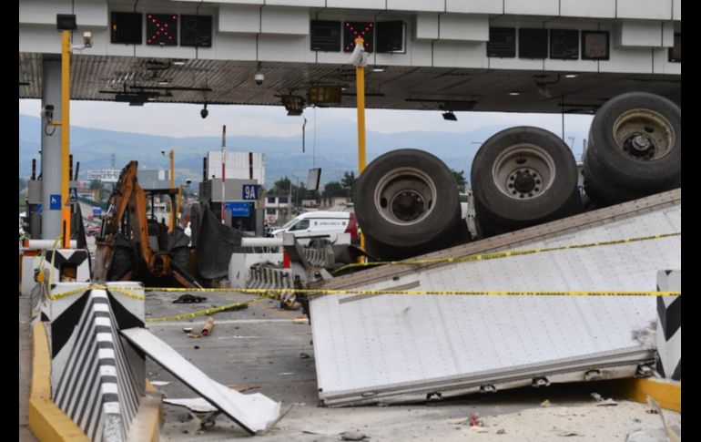 El tráiler chocó contra la caseta de peaje de San Marcos. SUN/H. García