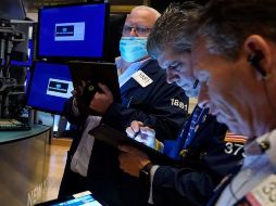 El dólar pierde terreno frente al euro. AP/ R. Drew