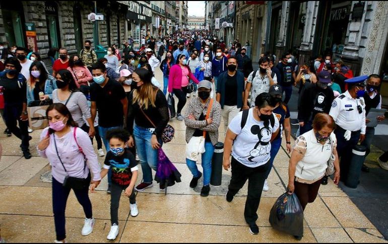 Personas caminan con cubrebocas por las calles del Centro Histórico de la Ciudad de México este jueves. EFE/C. Ramírez