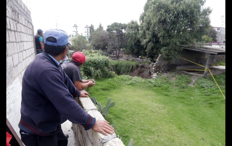 Vecinos aguardan a que autoridades revisen la zona del socavón en Huamantla, Tlaxcala. SUN