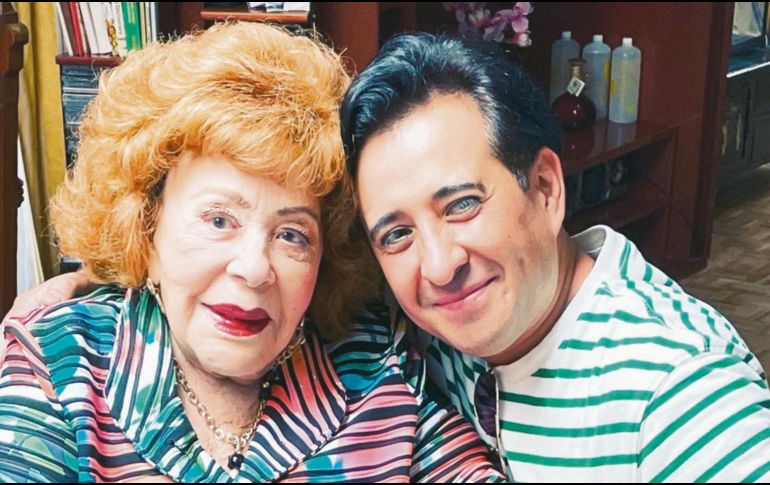 Silvia Pinal y el productor teatral Iván Cochegrus. ESPECIAL