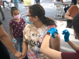 La Organización Panamericana de la Salud advierte que mujeres embarazadas son susceptibles a mayores complicaciones por el COVID-19, por lo que pide se vacunen con prioridad. AP/J. Hong