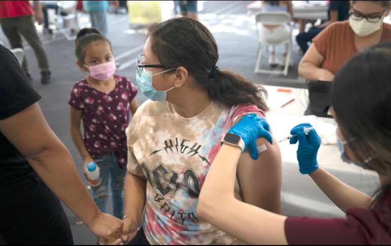 La Organización Panamericana de la Salud advierte que mujeres embarazadas son susceptibles a mayores complicaciones por el COVID-19, por lo que pide se vacunen con prioridad. AP/J. Hong