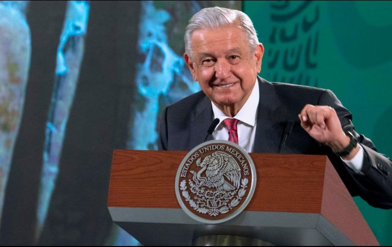 AMLO señala que solamente está a favor de las estatuas que expresan la cultura y no el culto a la personalidad. EFE