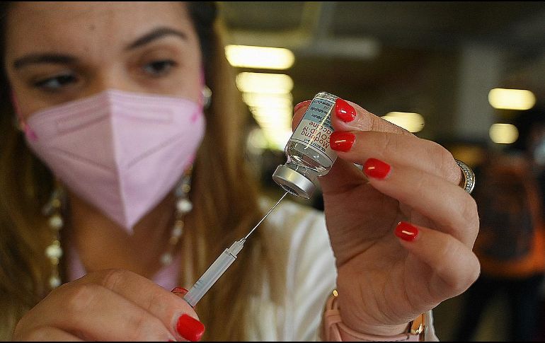 Un estudio de los CDC indica que la vacuna de Moderna es ligeramente más eficaz a la hora de prevenir las hospitalizaciones que las otras dos autorizadas en EO: la de Pfizer-BioNTech y la de Johnson & Johnson. AFP/ARCHIVO